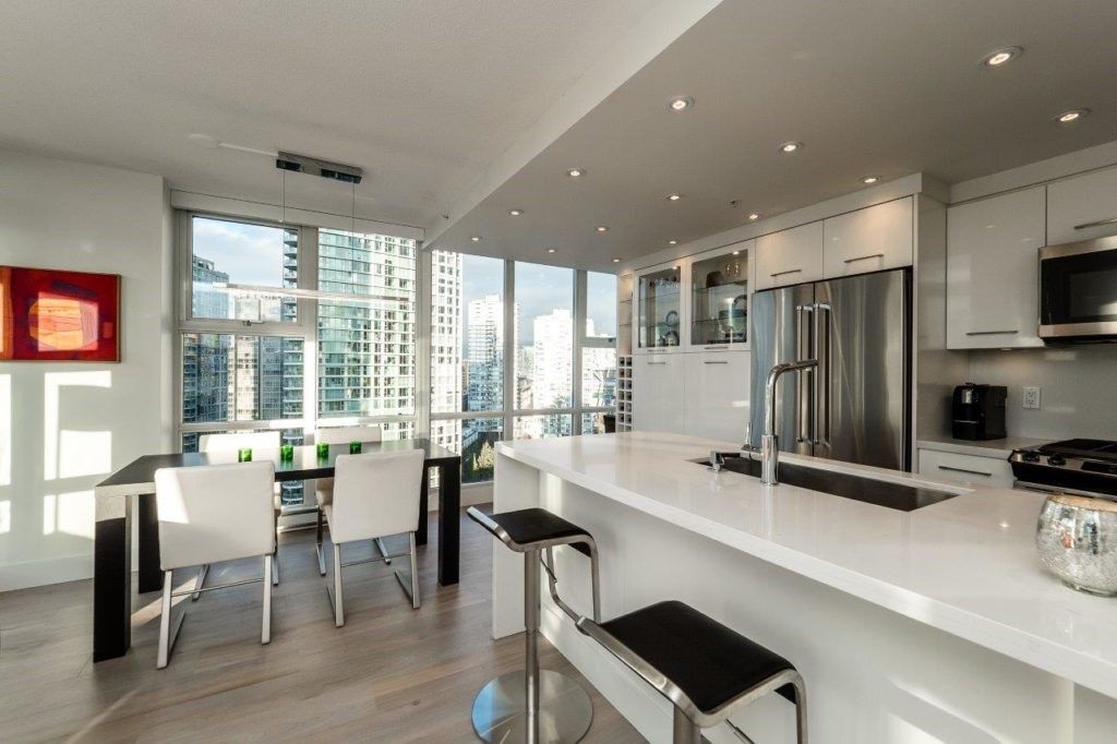 Main Photo: 2006 1077 MARINASIDE CRESCENT in Vancouver: Yaletown Condo for sale (Vancouver West)  : MLS®# R2337743