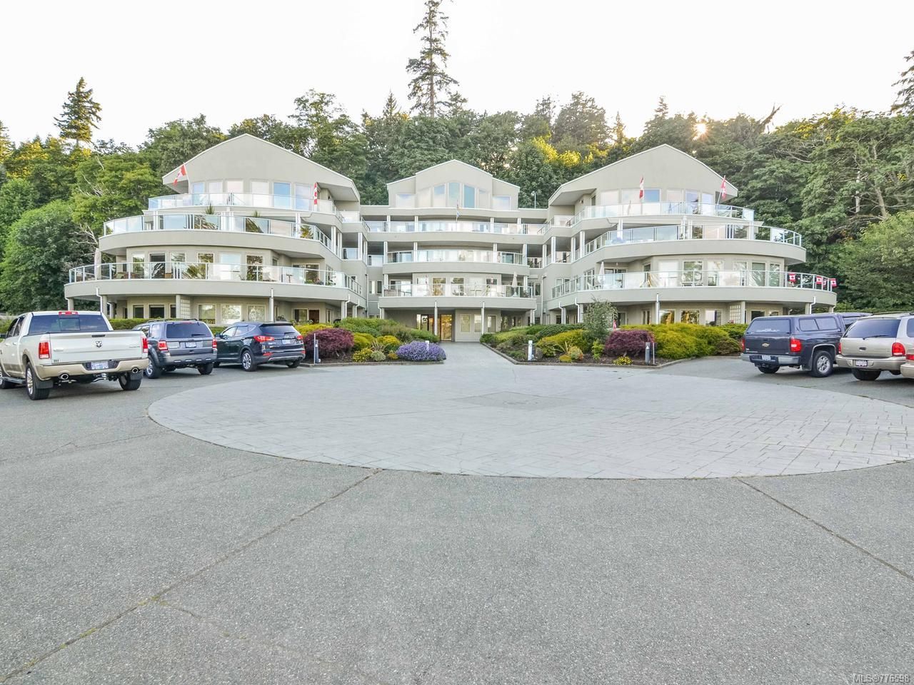 Main Photo: 402 700 S ISLAND S Highway in CAMPBELL RIVER: CR Campbell River Central Condo for sale (Campbell River)  : MLS®# 776598