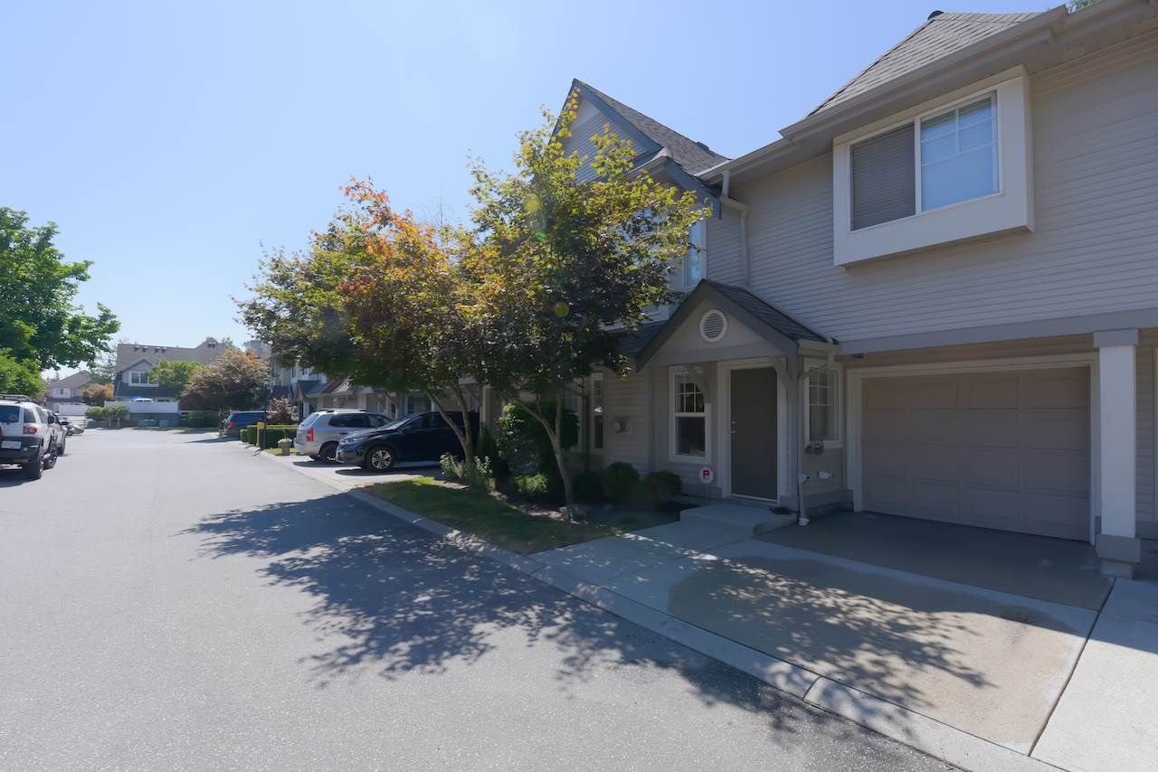 Main Photo: 39 23085 118 Avenue in Maple Ridge: East Central Townhouse for sale in "SOMMERVILLE GARDENS" : MLS®# R2488248