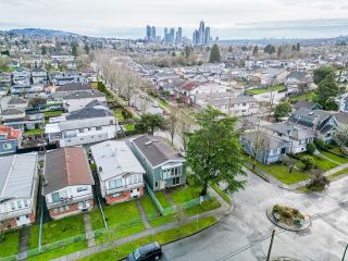 Photo 5: 896 NOOTKA Street in Vancouver: Renfrew VE House for sale in "RENFREW" (Vancouver East)  : MLS®# R2845361