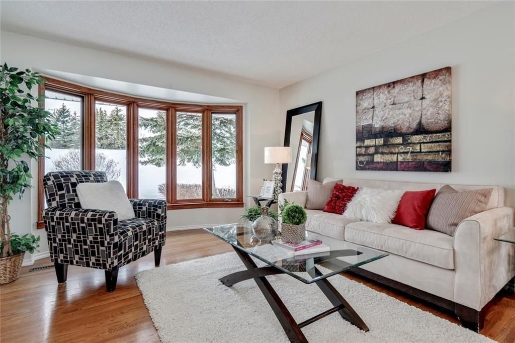 Photo 5: Photos: 936 TRAFFORD Drive NW in Calgary: Thorncliffe Detached for sale : MLS®# C4219404