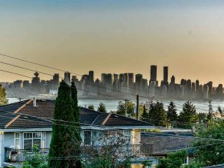 Photo 11: 417 W 15TH Street in North Vancouver: Central Lonsdale House for sale in "CENTRAL LONSDALE" : MLS®# R2404457