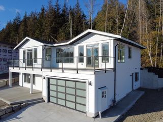 Photo 2: 5623 DUNGENESS Place in Sechelt: Sechelt District House for sale (Sunshine Coast)  : MLS®# R2737579