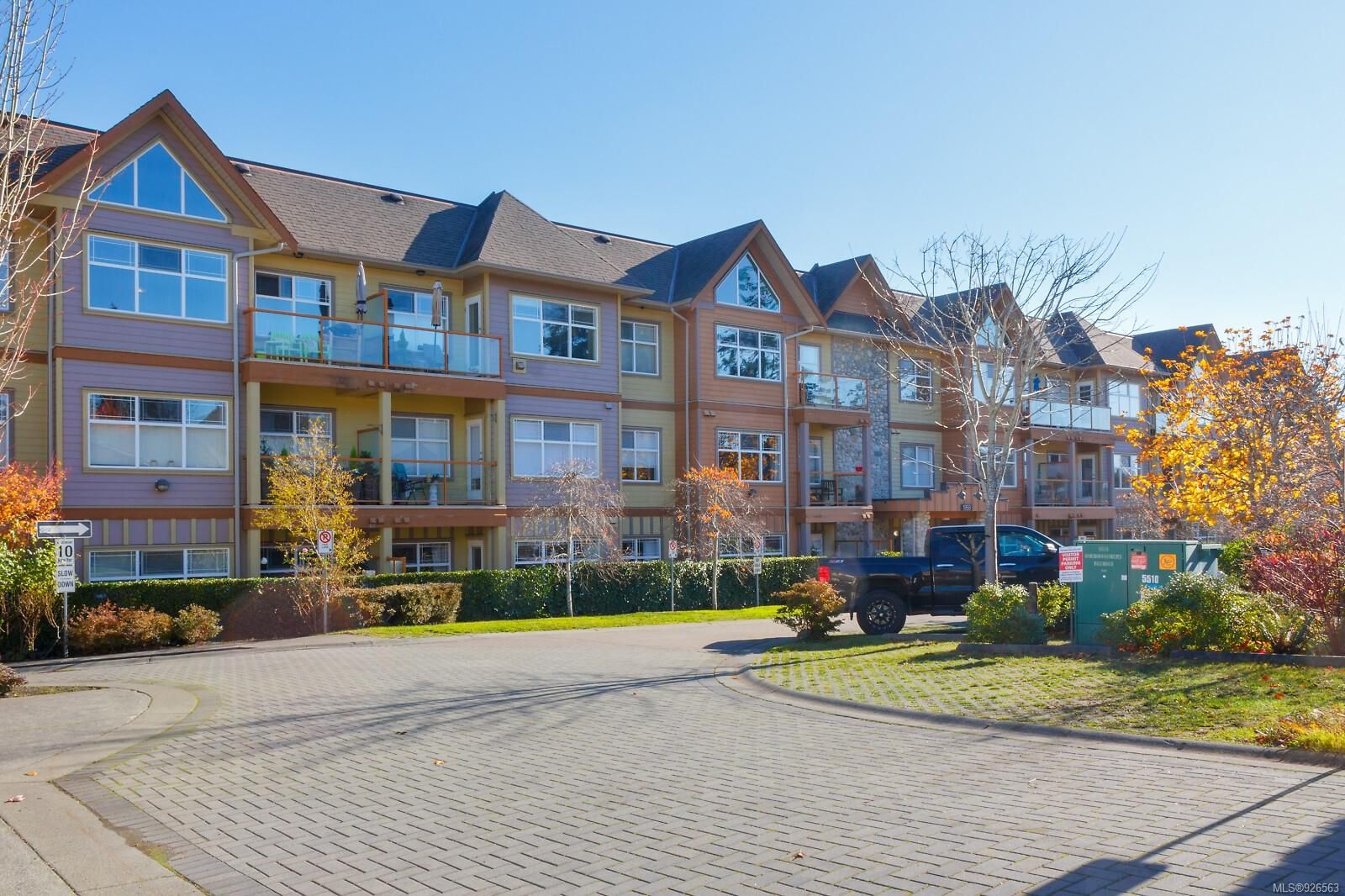 Main Photo: 305 1959 polo park Crt in Central Saanich: CS Saanichton Condo for sale : MLS®# 926563