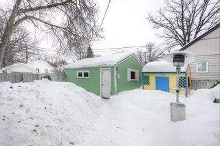 Photo 3: 916 Fleet Avenue in Winnipeg: Single Family Detached for sale (1Bw)  : MLS®# 202203043