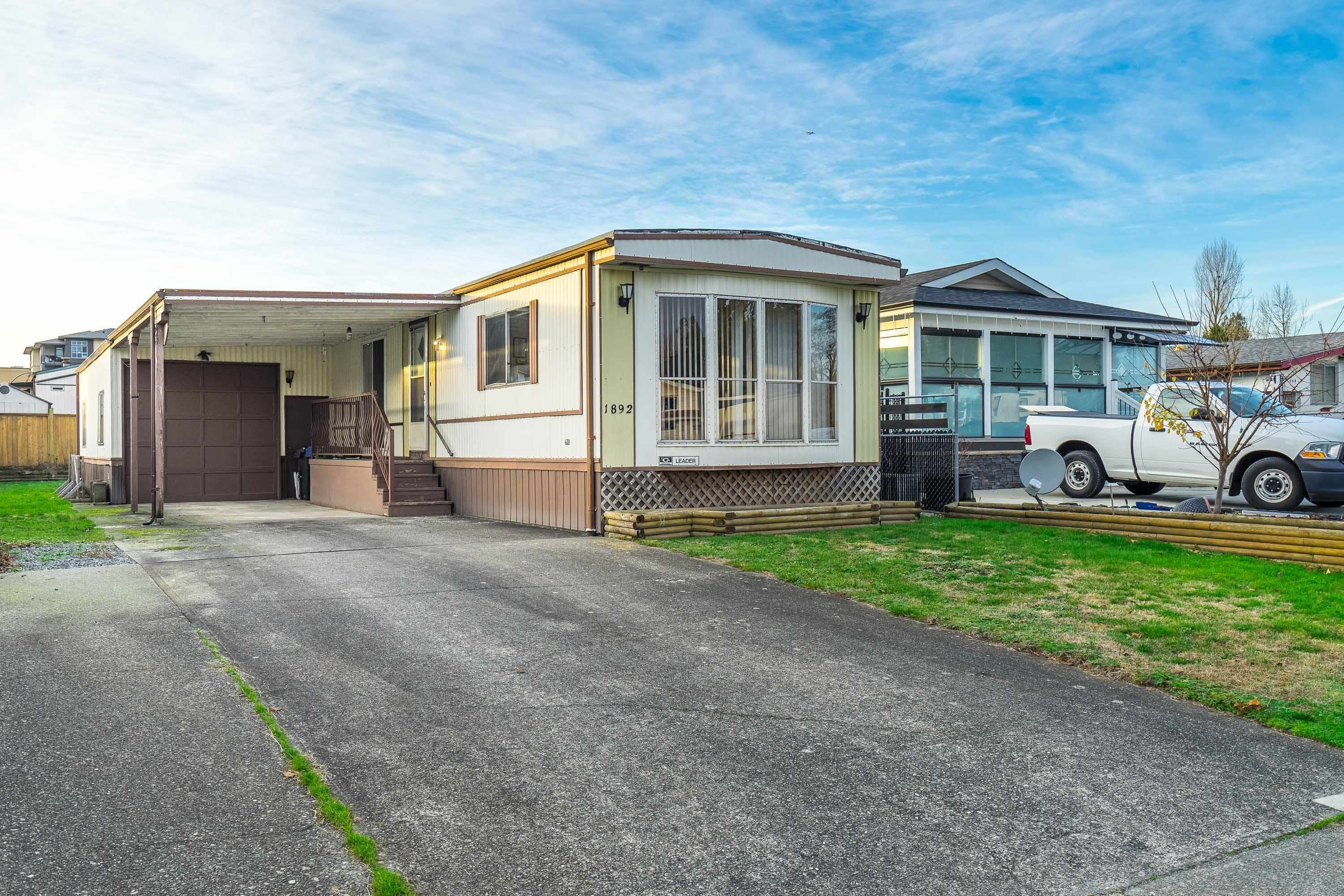 Photo 1: Photos: 1892 SHORE Crescent in Abbotsford: Central Abbotsford Manufactured Home for sale in "Park Meadow" : MLS®# R2637272