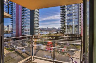 Photo 5: 503 33 SMITHE Street in Vancouver: Yaletown Condo for sale in "COOPER'S LOOKOUT" (Vancouver West)  : MLS®# R2046683