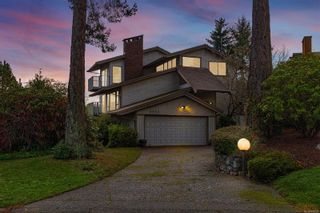 Photo 2: 2323 Hollyhill Pl in Saanich: SE Arbutus House for sale (Saanich East)  : MLS®# 949521