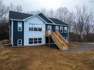 Photo 1: 136 Maple Avenue in Wolfville: Kings County Residential for sale (Annapolis Valley)  : MLS®# 202400460