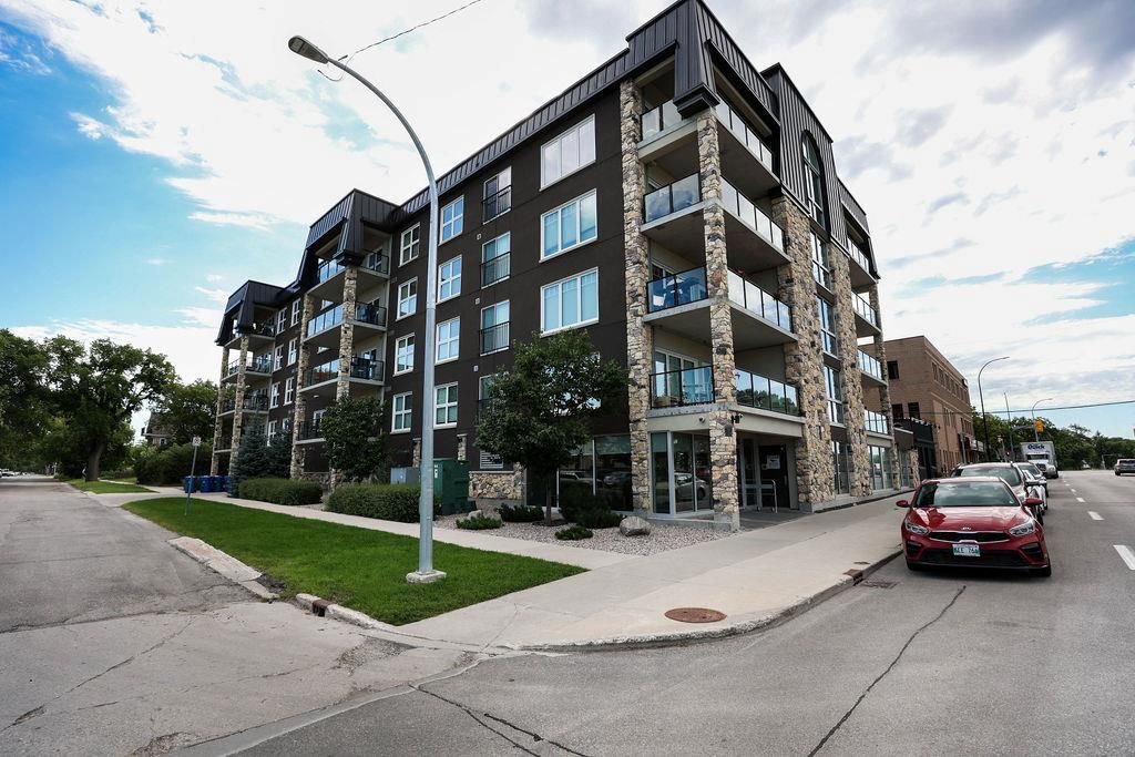 Main Photo: 403 680 Tache Avenue in Winnipeg: St Boniface Condominium for sale (2A)  : MLS®# 202224581