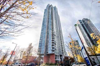Photo 2: 2202 1408 STRATHMORE Mews in Vancouver: Yaletown Condo for sale in "WEST ONE" (Vancouver West)  : MLS®# R2432434
