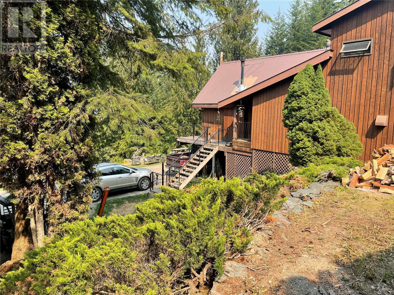 Main Photo: 5508 Eagle Bay Road in Eagle Bay: House for sale : MLS®# 10282056