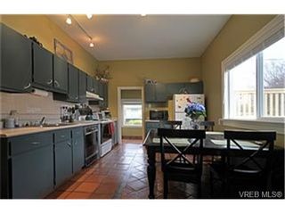 Photo 4: 2589 Graham St in VICTORIA: Vi Hillside House for sale (Victoria)  : MLS®# 458590