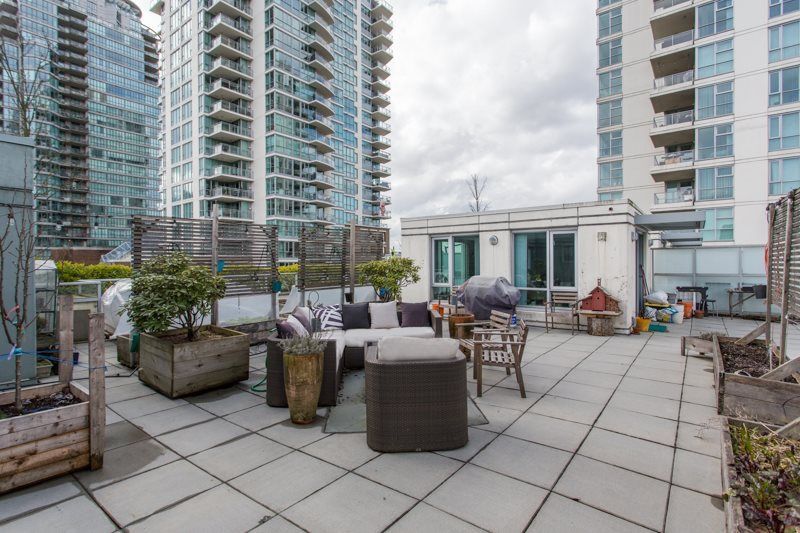 Main Photo: 306 125 MILROSS Avenue in Vancouver: Mount Pleasant VE Condo for sale in "Creekside" (Vancouver East)  : MLS®# R2244749
