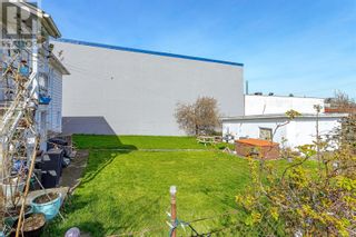 Photo 3: 472 Burnside Rd E in Saanich: House for sale : MLS®# 955953