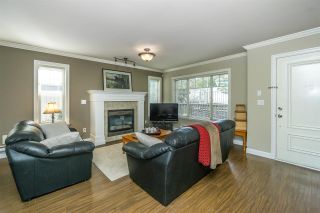 Photo 4: 26 6238 192 Street in Surrey: Cloverdale BC Townhouse for sale in "Bakerview Terrace" (Cloverdale)  : MLS®# R2248106