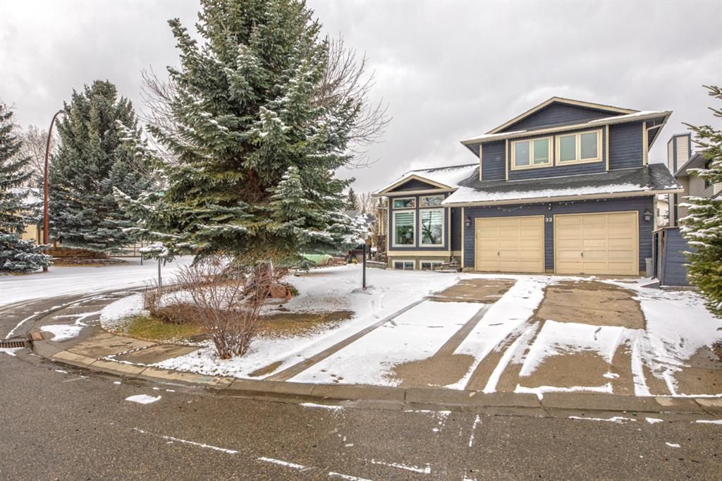 Main Photo: 32 Shannon Court SW in Calgary: Shawnessy Detached for sale : MLS®# A1207186