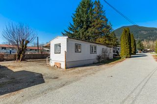 Photo 1: 2 41711 TAYLOR Road in Mission: Dewdney Deroche Manufactured Home for sale in "Kelly Estates" : MLS®# R2862876