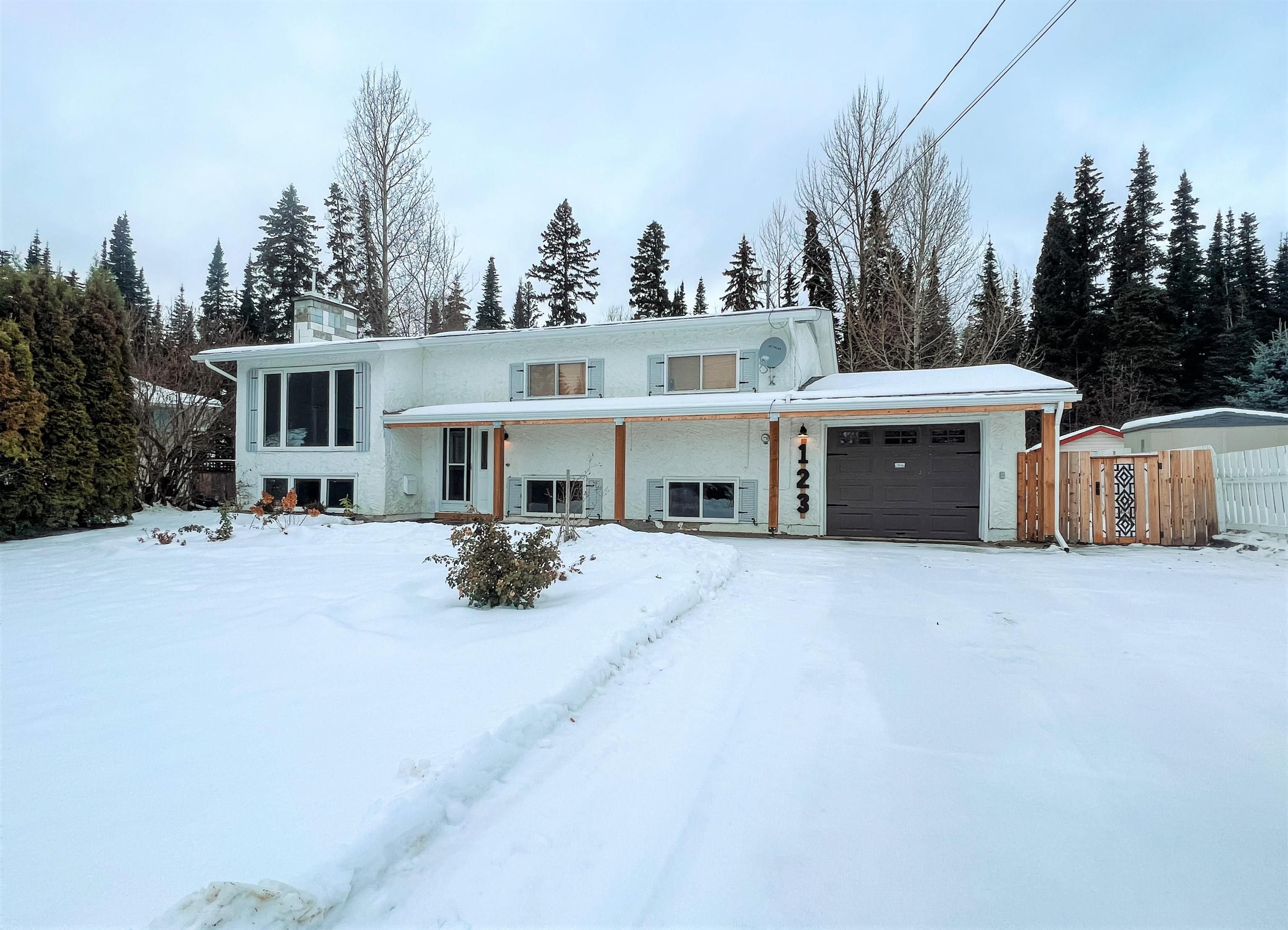 Main Photo: 123 SUMMIT Crescent in Mackenzie: Mackenzie -Town House for sale : MLS®# R2739852