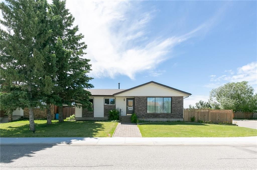 Main Photo: 27 Beaver Place: Beiseker Detached for sale : MLS®# C4306269