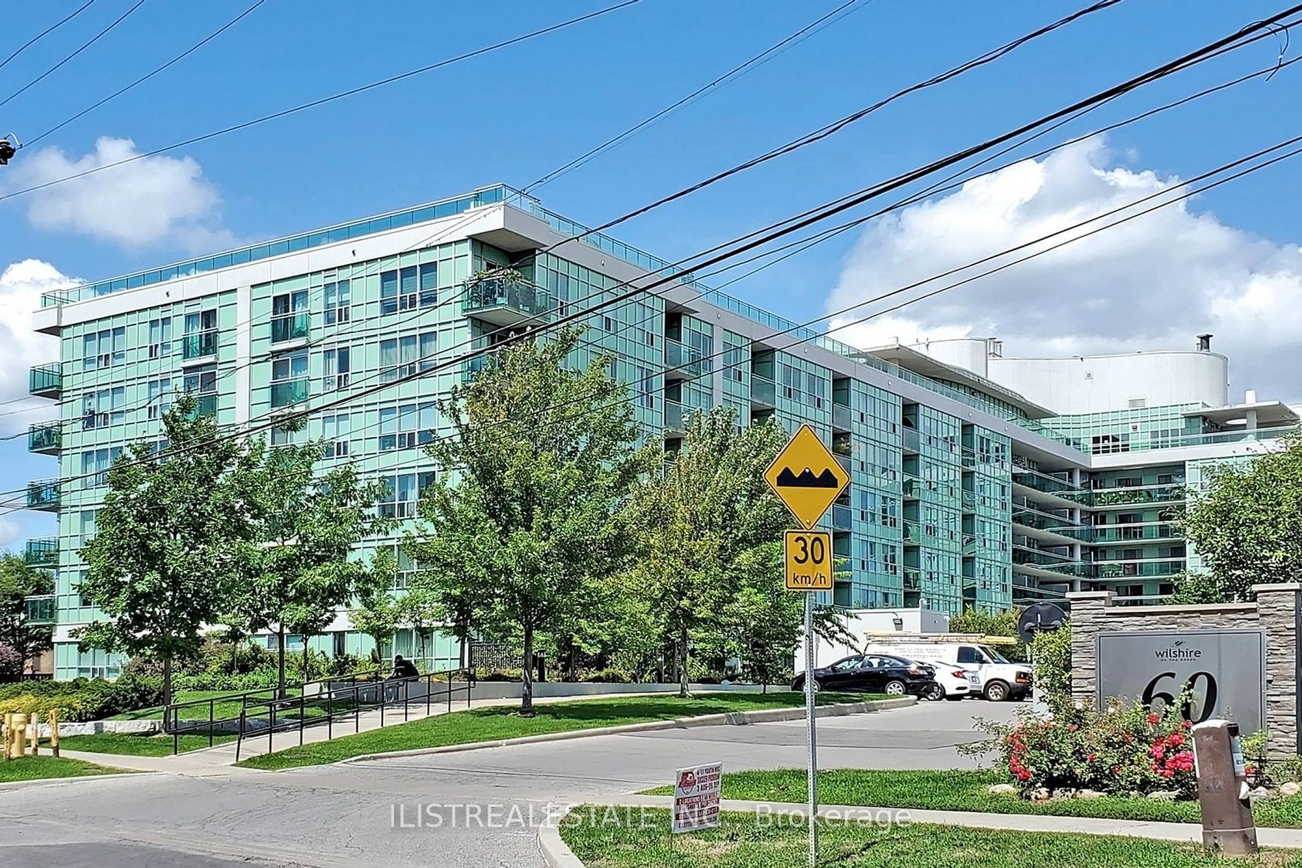 Main Photo: 626 60 Fairfax Crescent in Toronto: Clairlea-Birchmount Condo for sale (Toronto E04)  : MLS®# E8014036