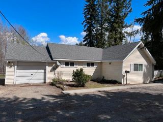 Main Photo: 942 MAPLE Drive in Quesnel: Red Bluff/Dragon Lake House for sale in "RED BLUFF" (Quesnel (Zone 28))  : MLS®# R2682861