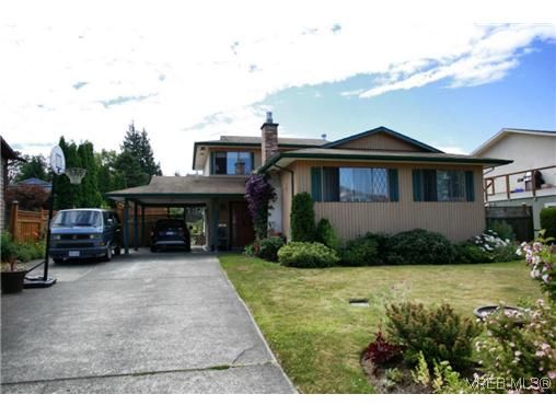 Main Photo: 817 Killdonan Road in Victoria: SE Quadra House for sale (Saanich East)  : MLS®# 313144