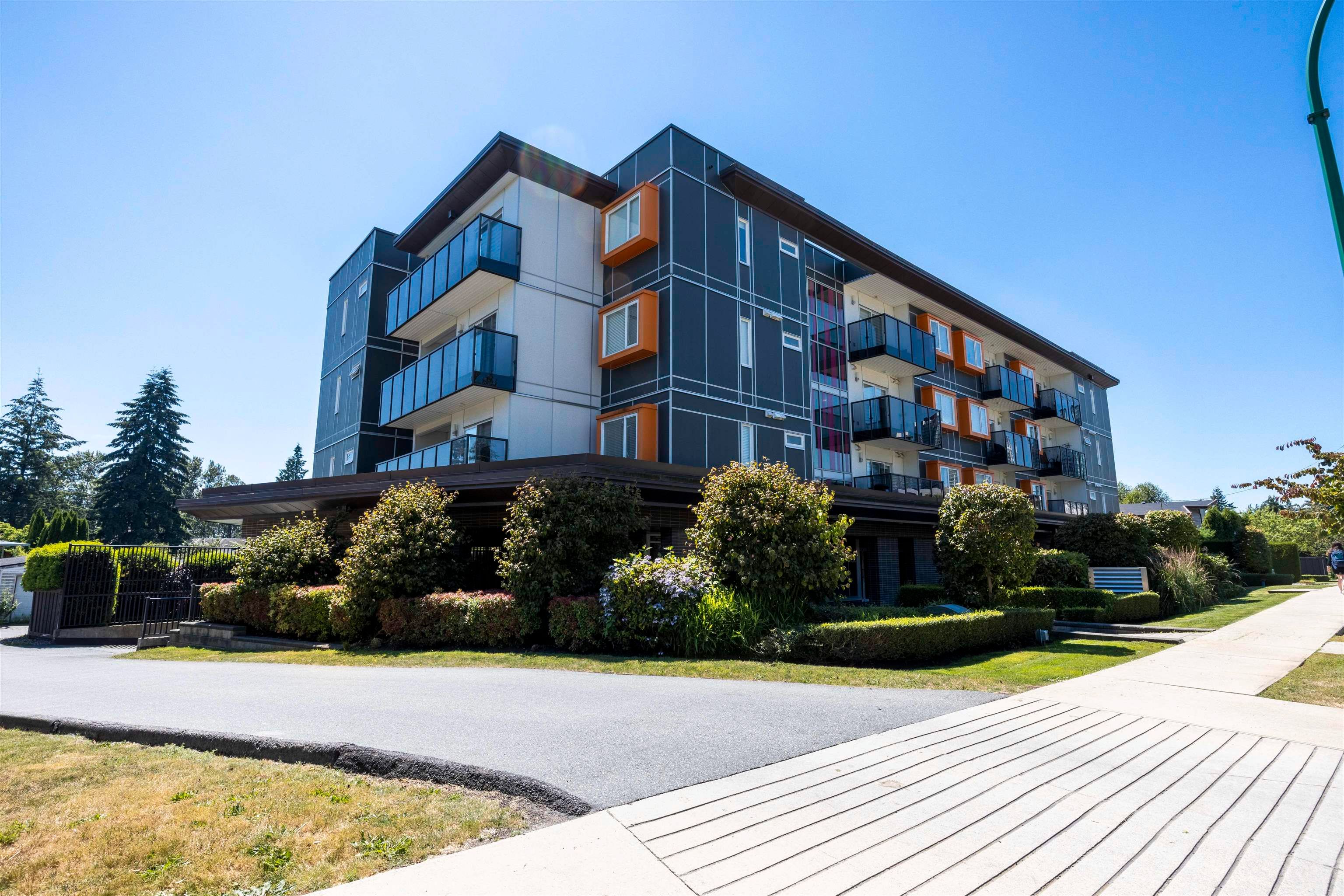 Main Photo: 105 5288 BERESFORD Street in Burnaby: Metrotown Condo for sale in "V2" (Burnaby South)  : MLS®# R2711196