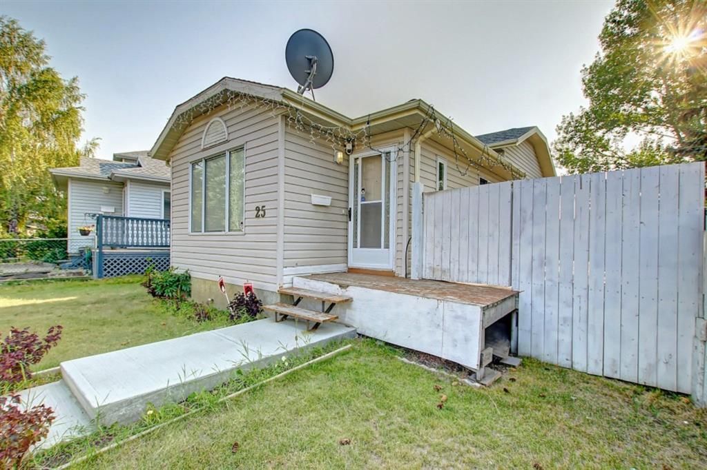 Main Photo: 25 Martinview Crescent NE in Calgary: Martindale Detached for sale : MLS®# A1107227