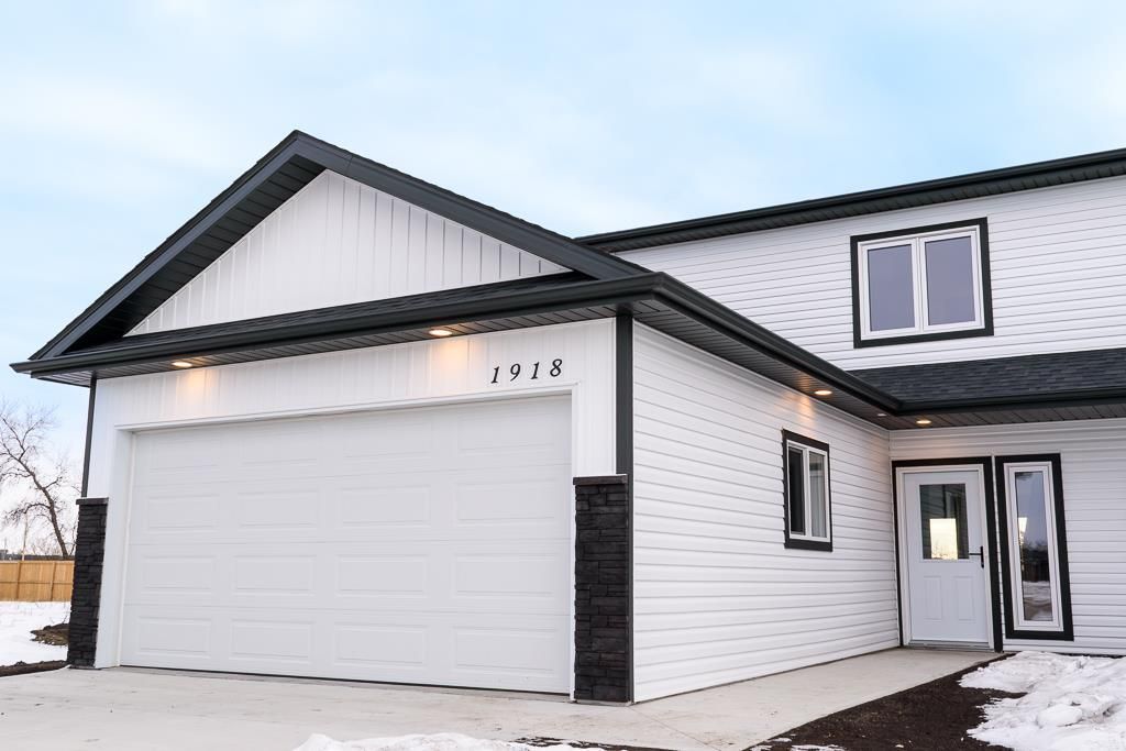 Main Photo: 1918 Gemstone Drive in Winkler: R35 Residential for sale (R35 - South Central Plains)  : MLS®# 202227542