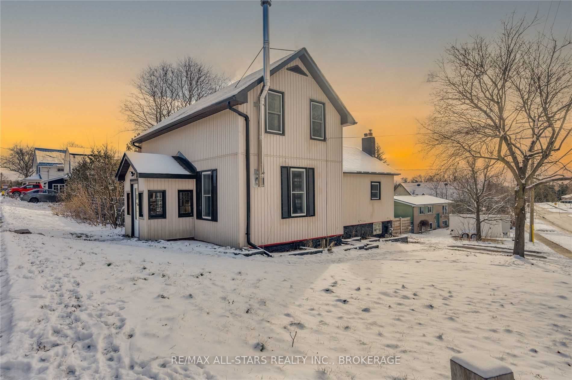 Main Photo: 64 Bond Street E in Kawartha Lakes: Fenelon Falls House (2-Storey) for sale : MLS®# X6004495