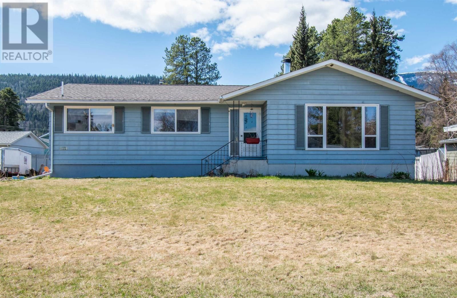 Main Photo: 4221 FIRST AVENUE in Smithers: House for sale : MLS®# R2755362