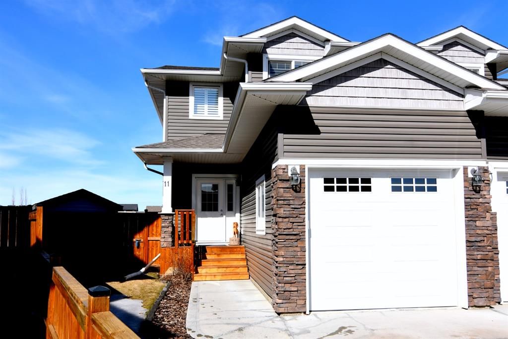 Main Photo: 11 Rowberry Court: Sylvan Lake Row/Townhouse for sale : MLS®# A1200643