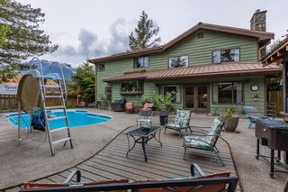 Photo 1: 2130 PARKWAY Road in Squamish: Garibaldi Estates House for sale in "Garibaldi Estates" : MLS®# R2692698