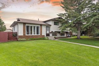 Photo 3: 331 Bedford Place NE in Calgary: Beddington Heights Detached for sale : MLS®# A2017221