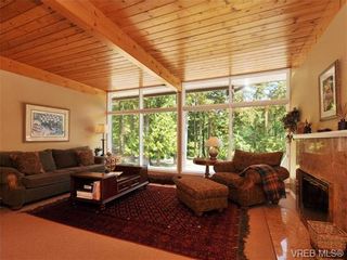 Photo 2: 421 Brookleigh Rd in VICTORIA: SW Elk Lake House for sale (Saanich West)  : MLS®# 672161