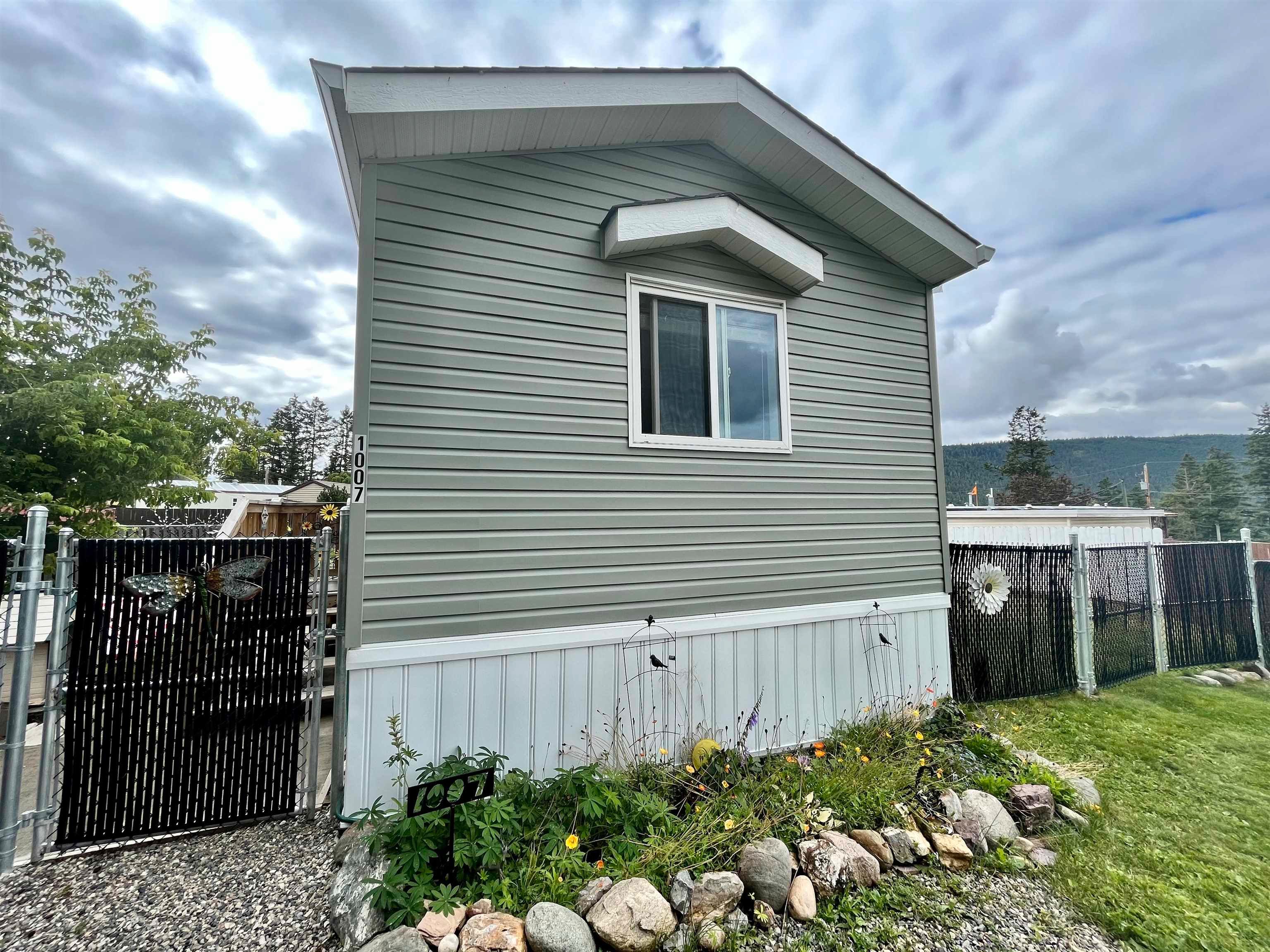 Main Photo: 1007 HUCKVALE Place in Williams Lake: Williams Lake - City Manufactured Home for sale : MLS®# R2714993