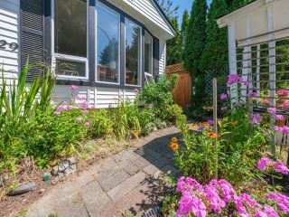Photo 3: 129 HIAWATHA Drive in West Vancouver: Park Royal Manufactured Home for sale in "Capilano River Park" : MLS®# R2887086