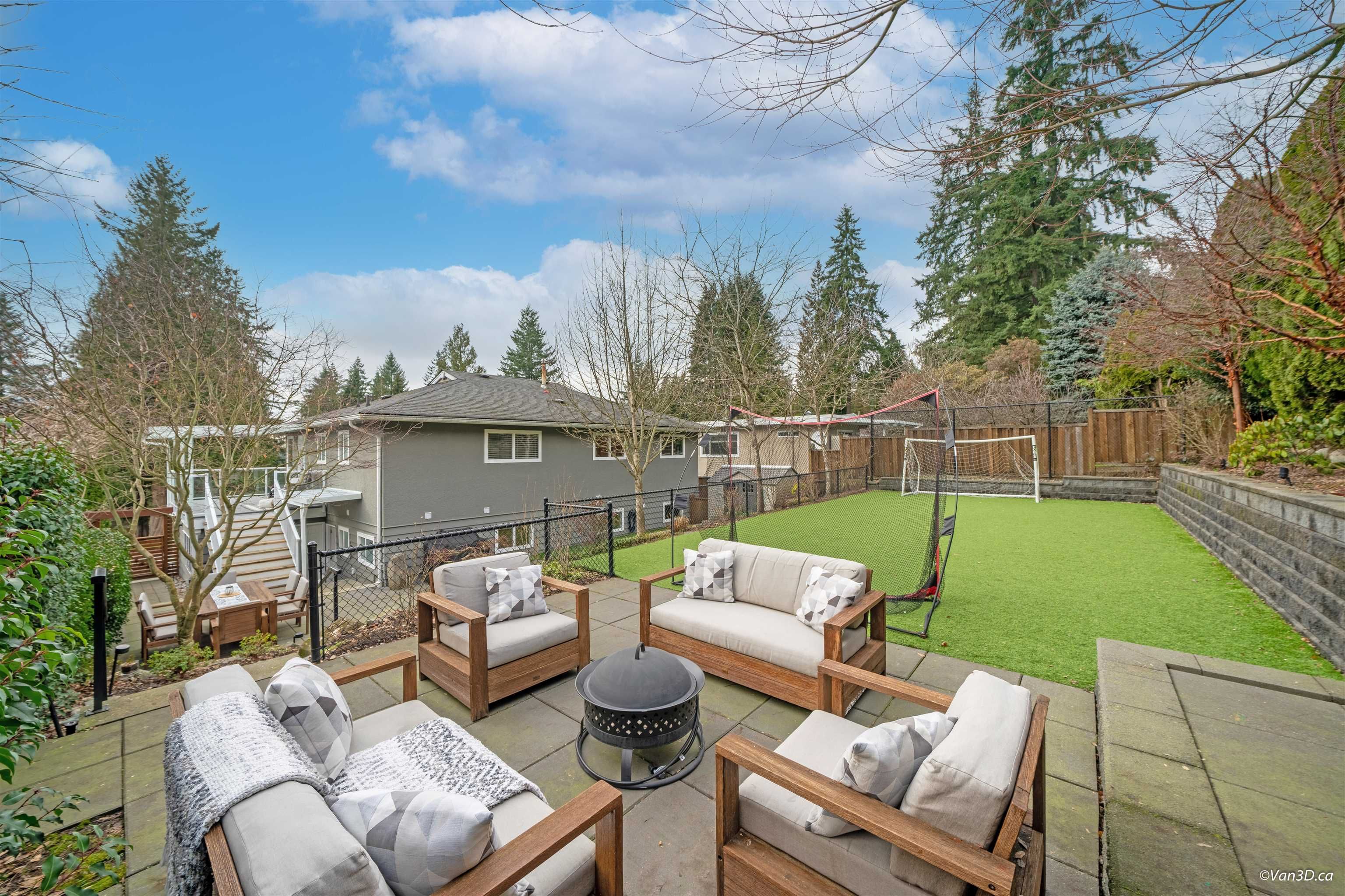 2090  HYANNIS Drive, North Vancouver