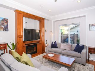Photo 2: 2151 TRIUMPH Street in Vancouver: Hastings Sunrise 1/2 Duplex for sale (Vancouver East)  : MLS®# R2412946