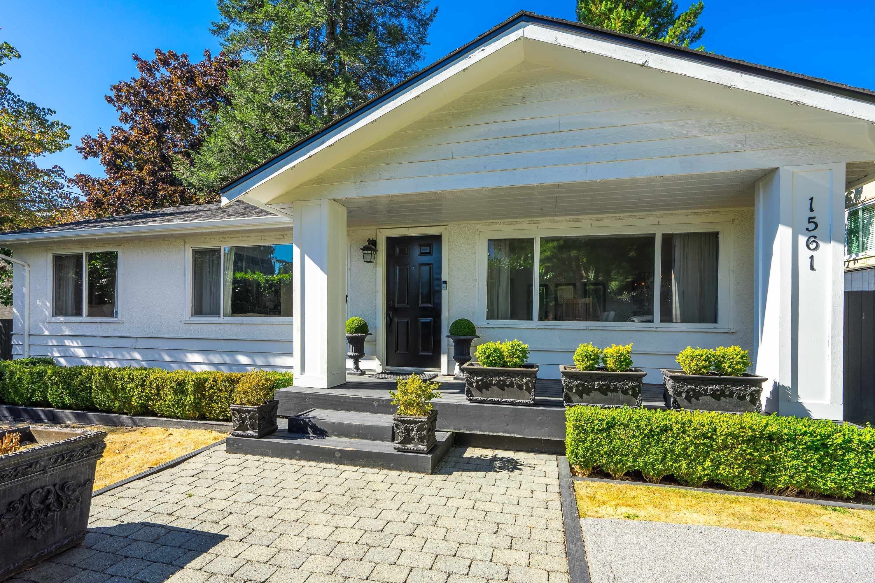 Main Photo: 1561 CHESTNUT Street: White Rock House for sale (South Surrey White Rock)  : MLS®# R2725621