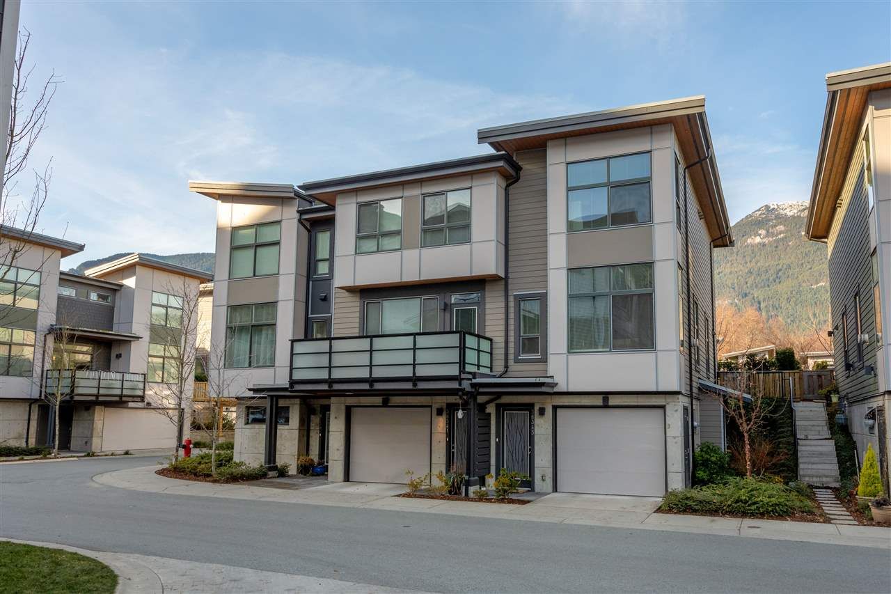 Main Photo: 38343 SUMMIT'S VIEW Drive in Squamish: Downtown SQ Townhouse for sale in "NATURE'S GATE EAGLEWIND" : MLS®# R2327010