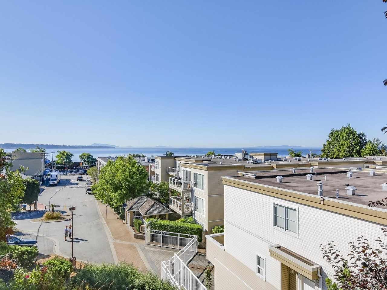 Main Photo: 1165 VIDAL STREET: White Rock Townhouse for sale in "Montecito by the Sea" (South Surrey White Rock)  : MLS®# R2204534