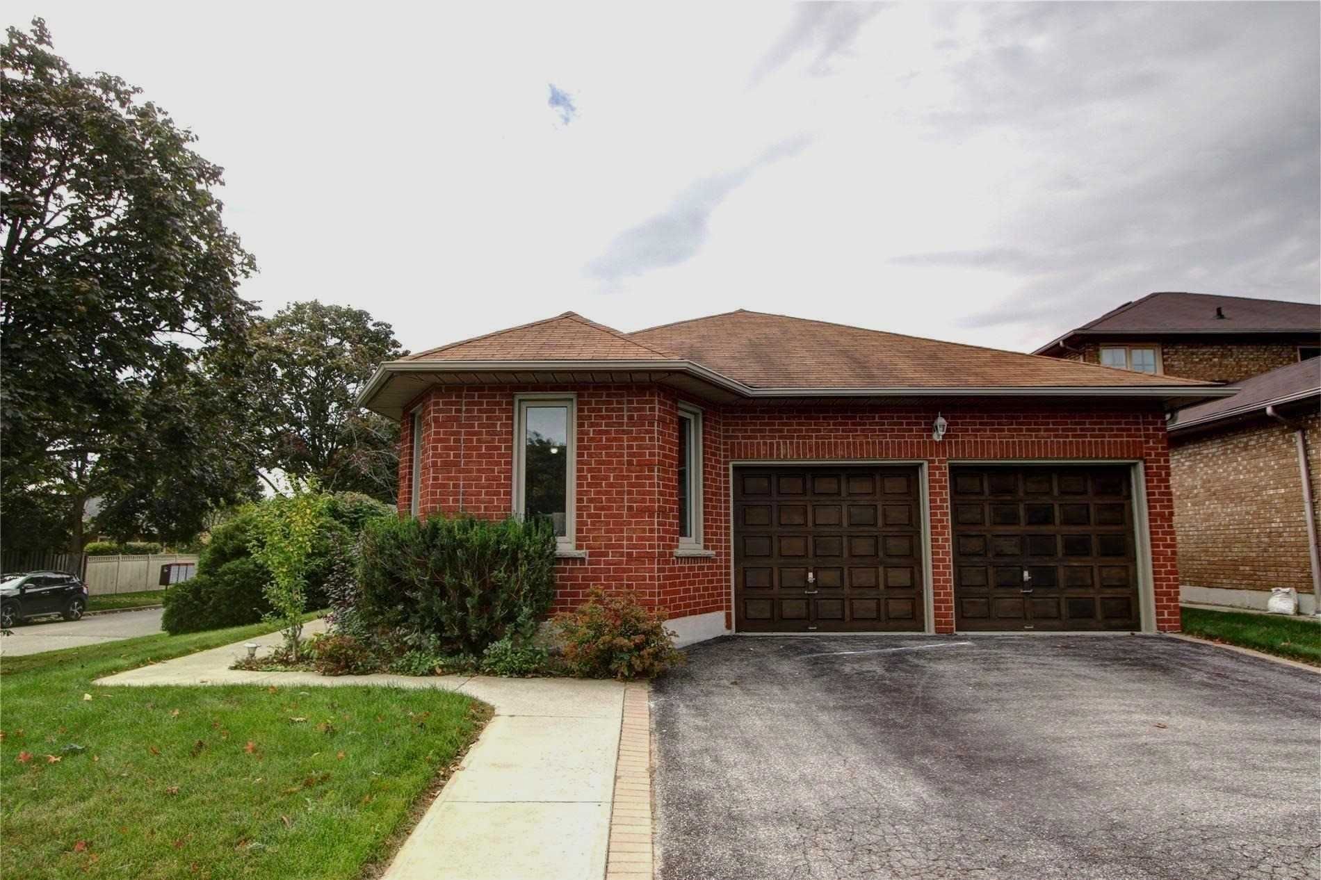 Main Photo: 2 Wyndfield Cres in Whitby: Freehold for sale : MLS®# E4591604