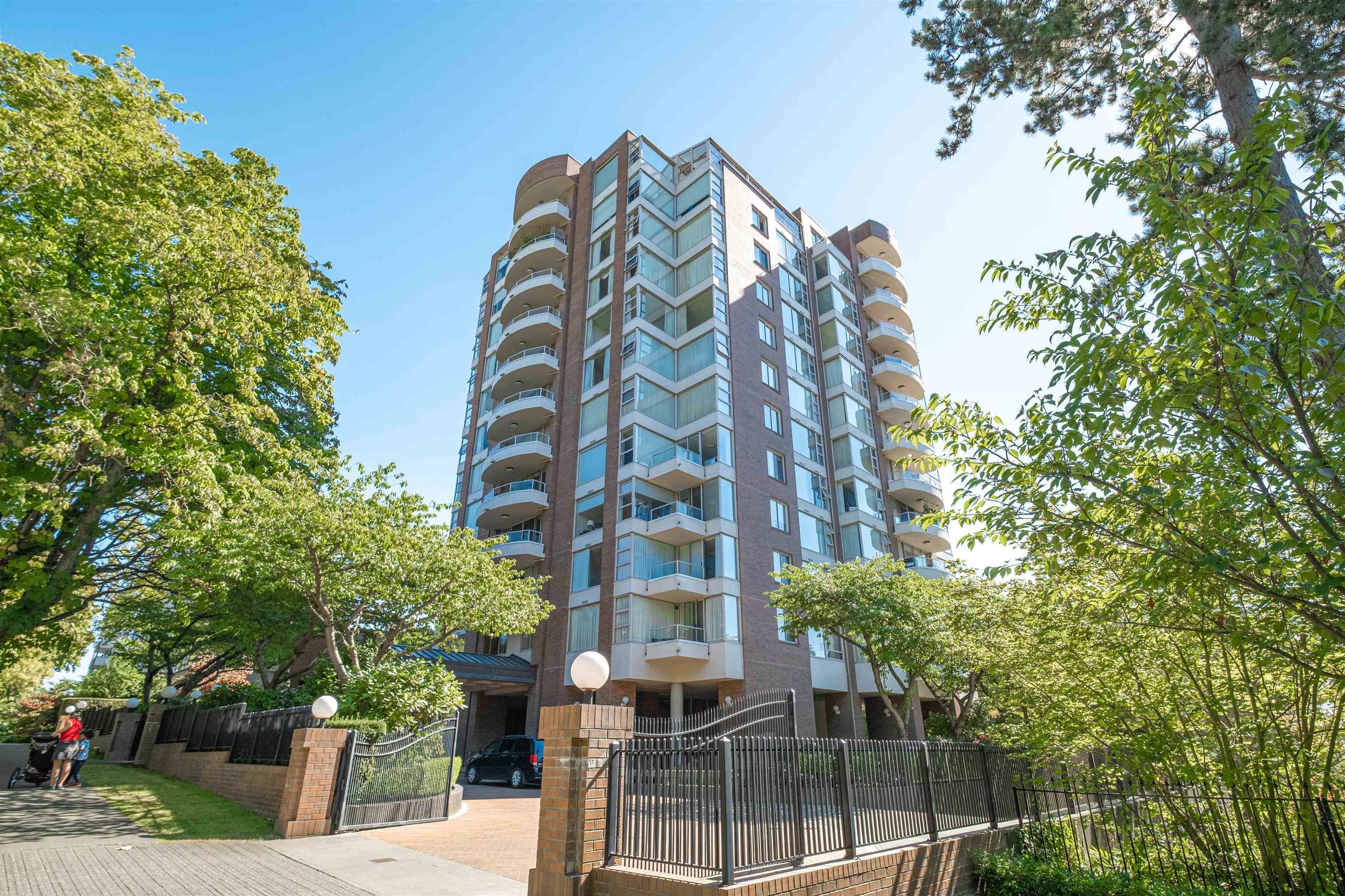 Main Photo: 804 2350 W 39TH Avenue in Vancouver: Kerrisdale Condo for sale in "St. Moritz" (Vancouver West)  : MLS®# R2722806