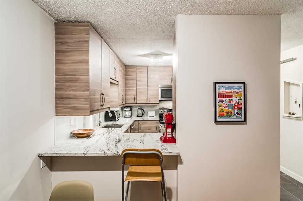 Main Photo: 303 234 5 Avenue NE in Calgary: Crescent Heights Apartment for sale : MLS®# A1201822