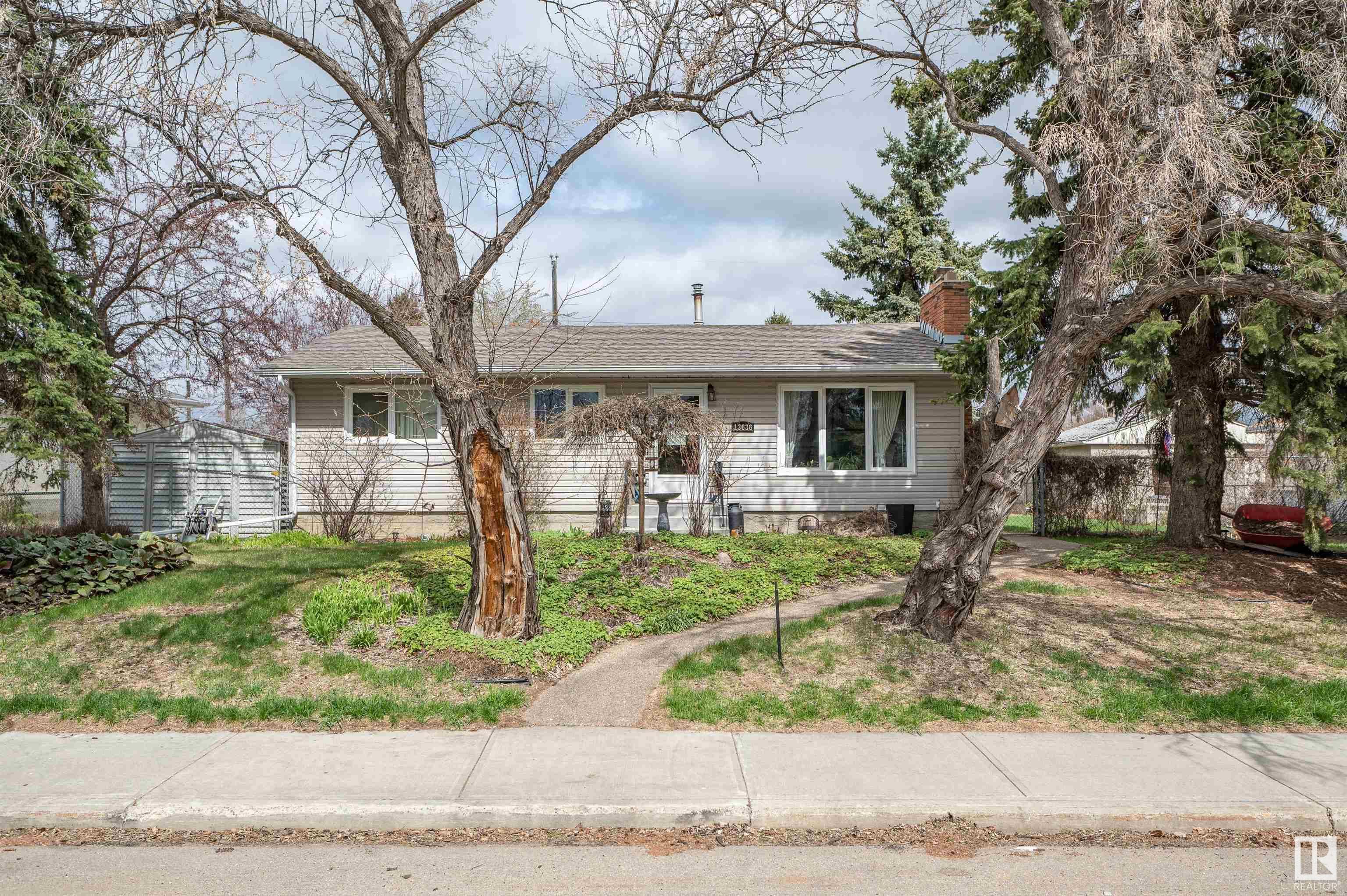 Main Photo: 13636 135 Avenue NW in Edmonton: Zone 01 House for sale : MLS®# E4293039