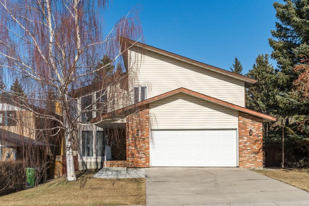 Main Photo: 5879 Dalcastle Drive NW in Calgary: Dalhousie Detached for sale : MLS®# A1087735