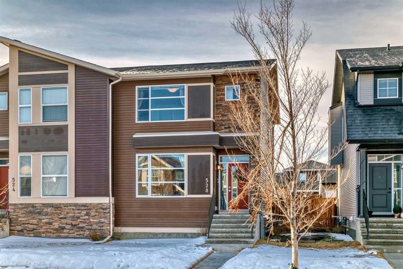 FEATURED LISTING: 528 WEST LAKEVIEW Drive Chestermere