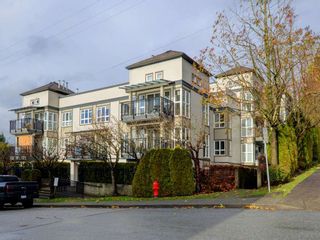 Photo 1: 402 106 W KINGS Road in North Vancouver: Upper Lonsdale Condo for sale in "KINGS COURT" : MLS®# R2233563